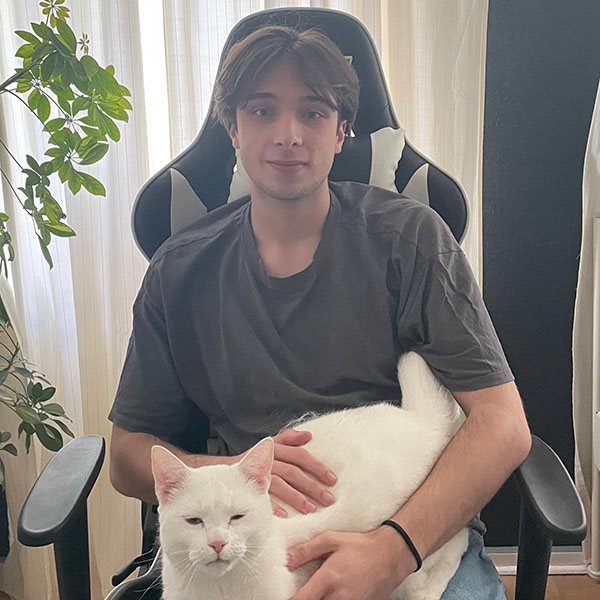 Tizian Müller mit Katze